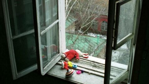У Києві жінка викинула з вікна на 8 поверсі дитину, відео