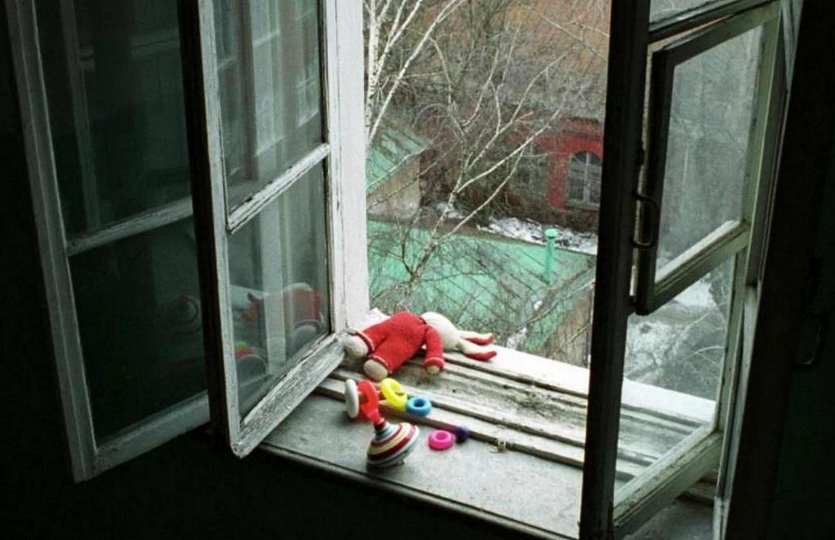 В Киеве женщина выбросила из окна на 8 этаже ребёнка (видео)