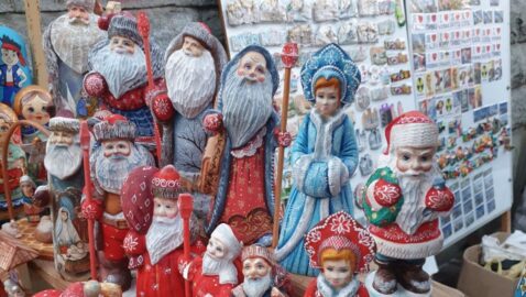 У центрі Києва продають радянських Дідів Морозів і марки з Леніним