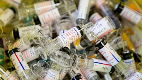 В Литве зафиксировали массовое заражение COVID-19 медиков, привившихся вакциной Pfizer