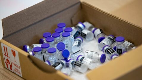 Pfizer скорочує поставки вакцини проти COVID-19 в Європу