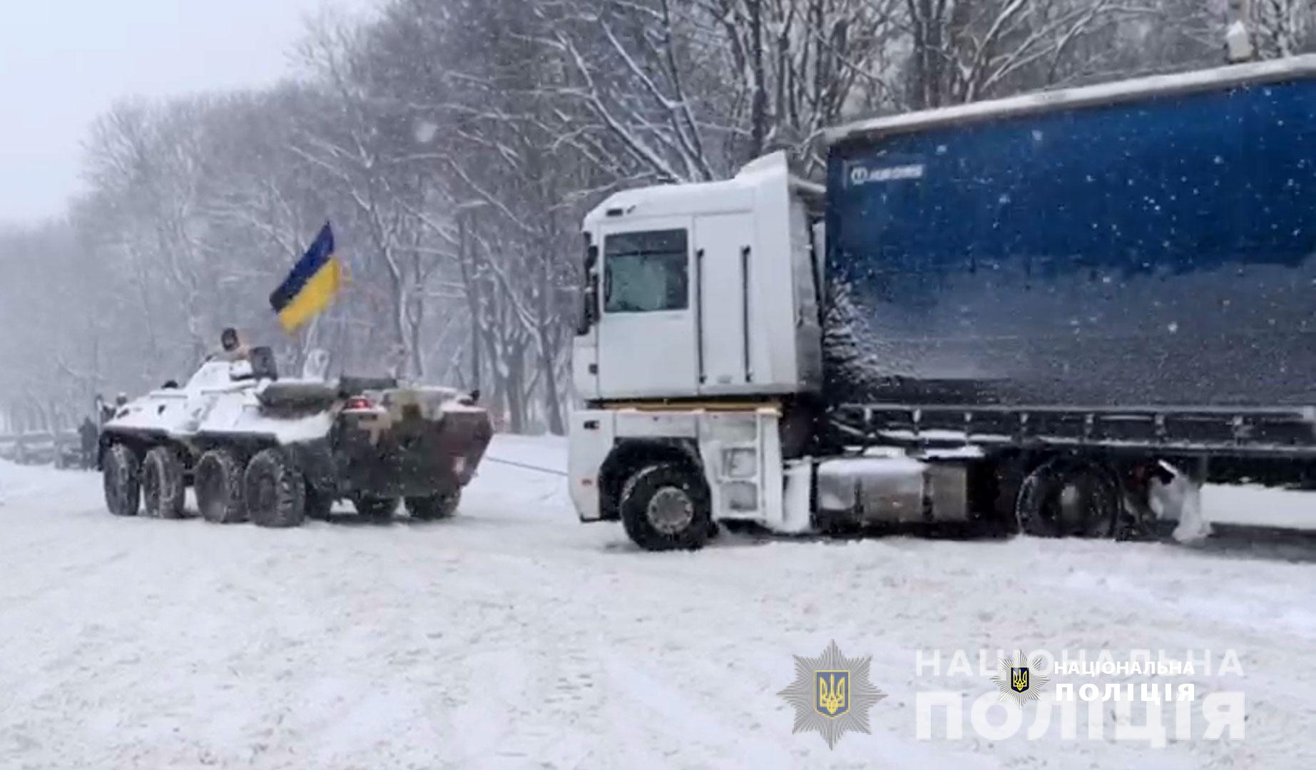 В Ровно троллейбусы и грузовики вытаскивают из снега с помощью БТР (видео)