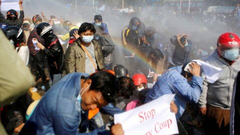 В Мьянме по протестующим открывали огонь: в крупные города введены танки (видео)