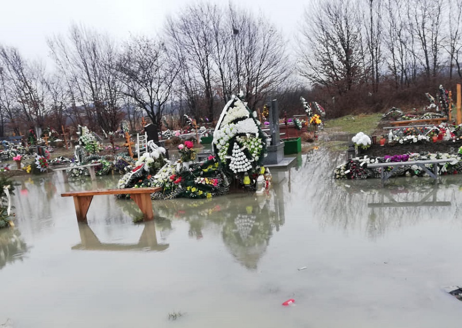 В Мукачево затопило кладбище
