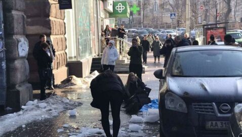 В центре Киева на молодого человека упала глыба льда: он потерял сознание