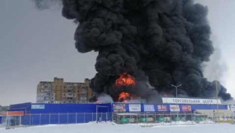 В «Эпицентре» подтвердили поджог ТЦ в Первомайске и показали начало пожара