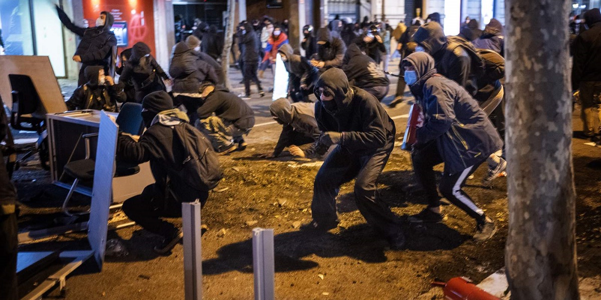 В Испании вспыхнули массовые протесты после ареста рэпера