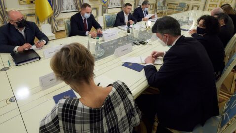 Зеленский рассказал послам G7 о блокировке трёх каналов