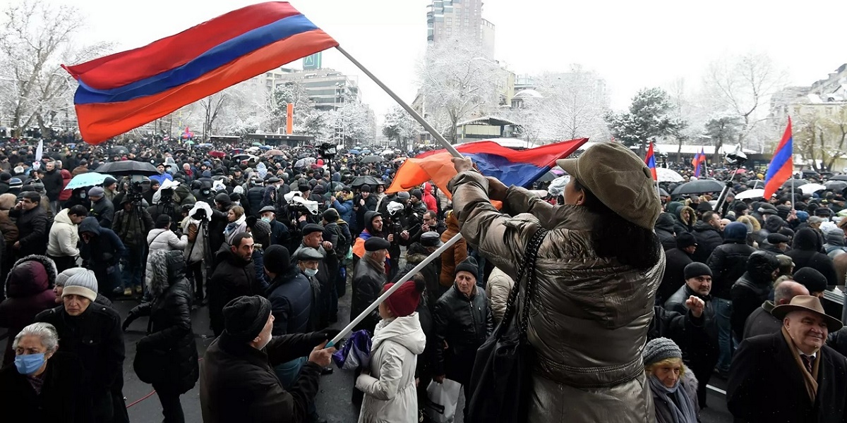 Протестующие в Ереване строят баррикады из мусорных баков у парламента