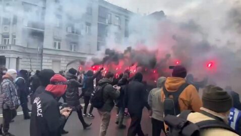 От ОП сторонники Стерненко с файерами направились к ОГП (видео)