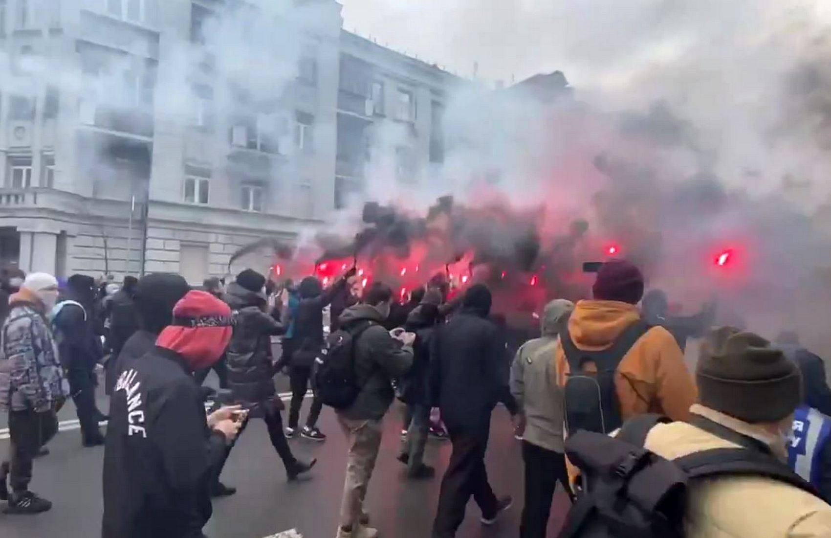 От ОП сторонники Стерненко с файерами направились к ОГП (видео)