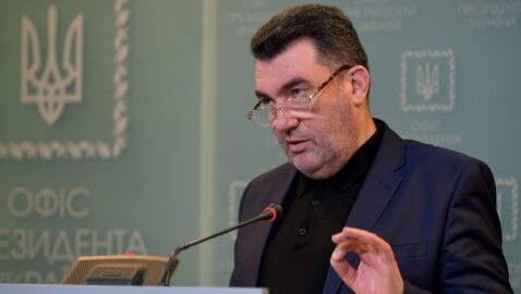 Зеленский обсудил с Даниловым новые санкции СНБО