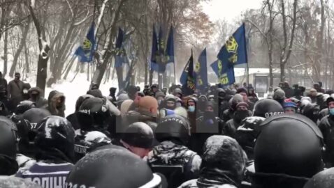 Радикалы повесили возле «Паркового» плакат в поддержку Зеленского и кричали «Путин — х**ло»