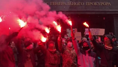 Сторонники Стерненко бросают файеры в окна Генпрокуратуры (видео)