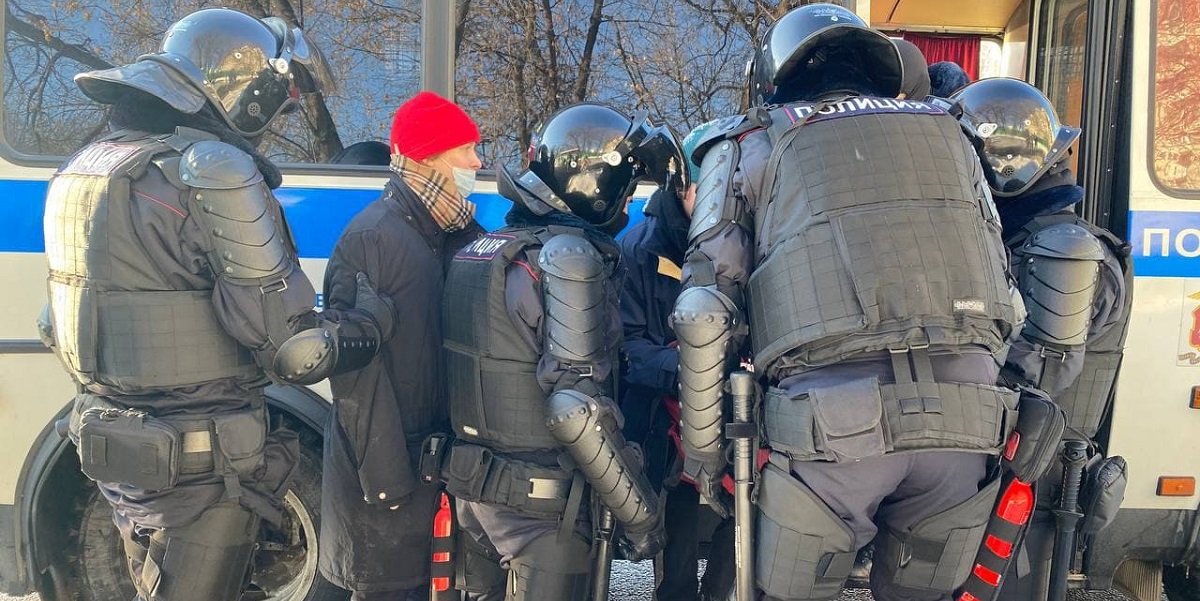 В связи с судом по Навальному задержали более 200 человек