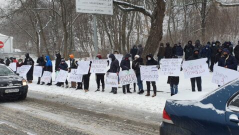 Блокировка каналов: у «Паркового» митингующие ждут Зеленского