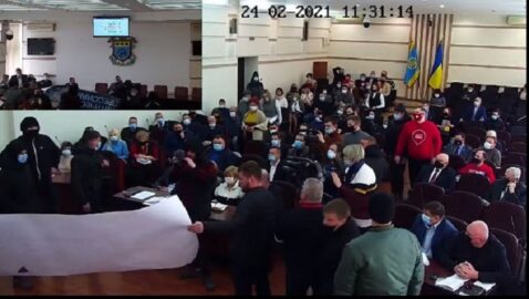 На заседании Краматорского горсовета произошла потасовка между националистами и депутатами ППШ