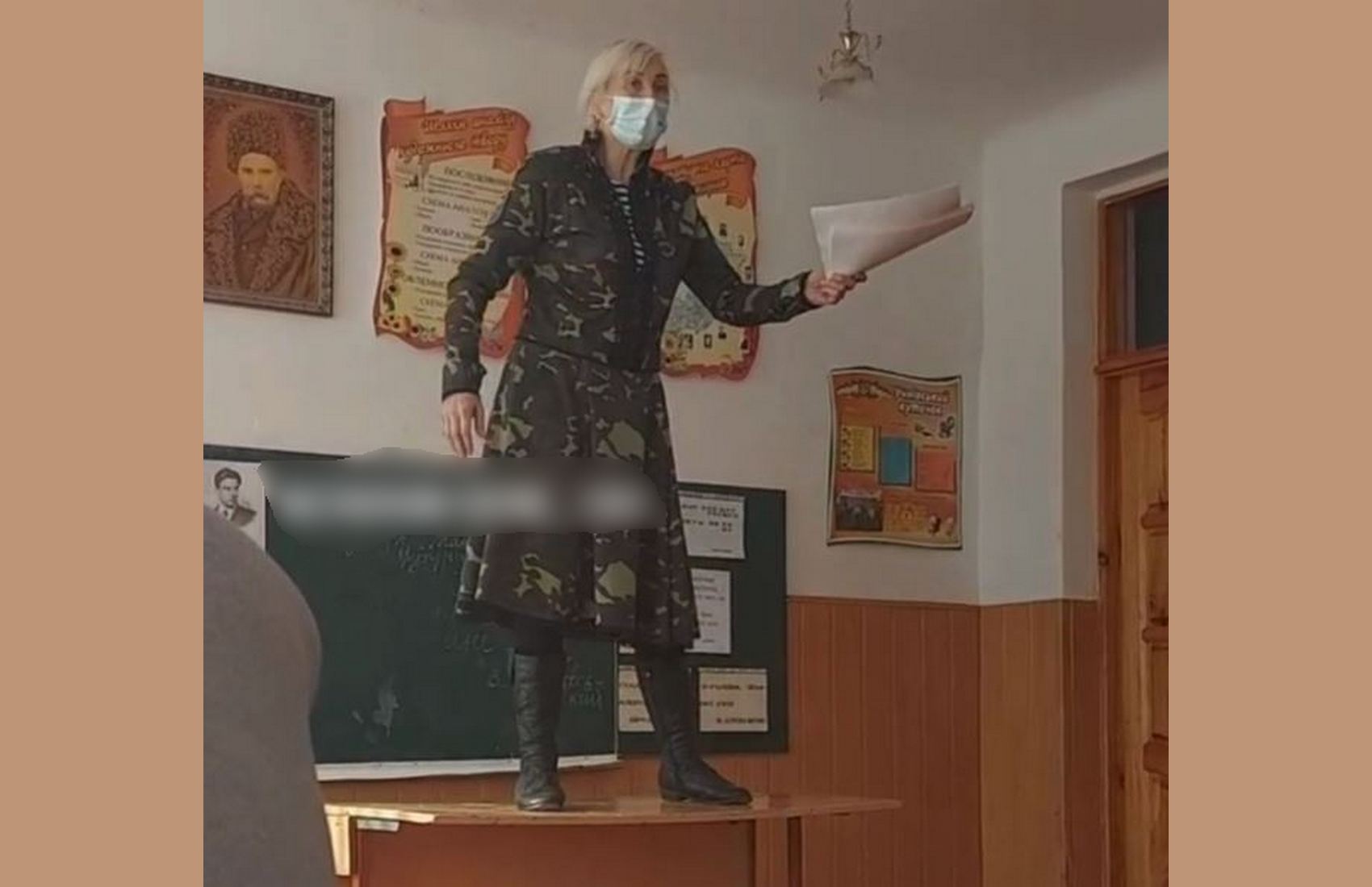 В Ровно учительница в камуфляже залезла на стол, чтобы рассказать школьникам о Майдане (видео)