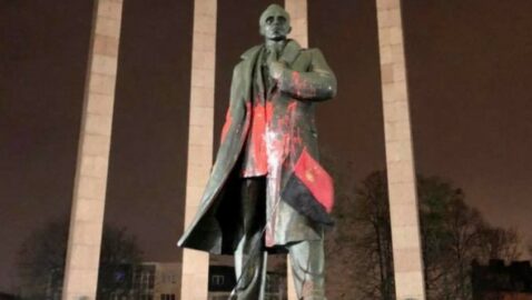 В центре Львова облили краской памятник Бандере