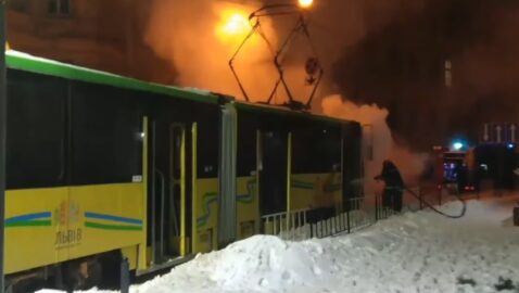 Во Львове загоревшийся трамвай тушили с помощью снега (видео)