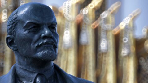 На Николаевщине снесли последний памятник Ленину в области (видео)