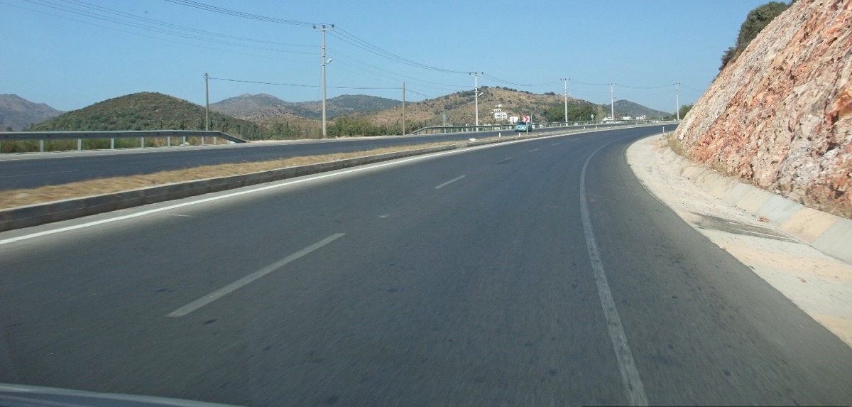 Почти 100 метров дороги обвалилось на трассе в Турции (фото)
