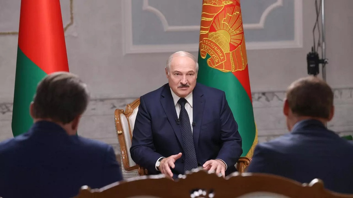 В КНУ объяснили, почему Лукашенко не лишили звания почётного доктора университета