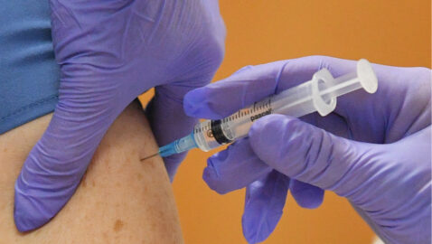 В Украине начали делать вторую COVID-прививку