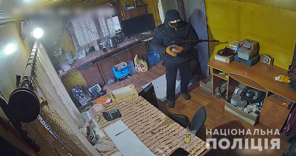 В Славянске мужчина с автоматом ограбил пункт приёма металлолома (видео)