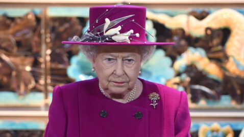 Елизавета II созвала «кризисное совещание» после интервью Меган Маркл и принца Гарри