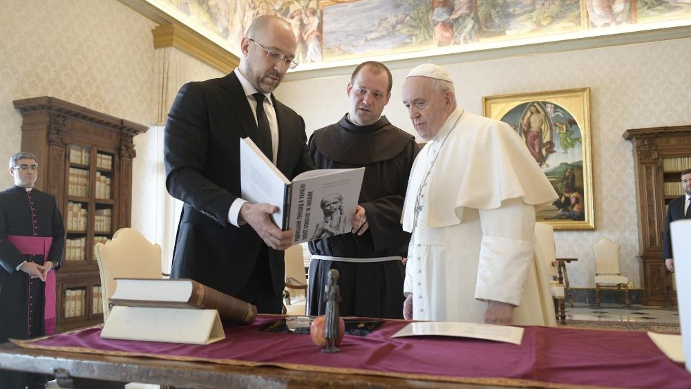 Шмыгаль встретился с Папой Римским и подарил ему книгу о советском геноциде в Украине