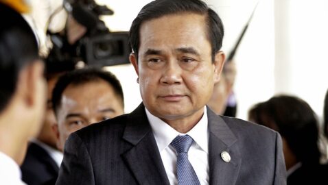 Премьер Таиланда распылил дезинфектор на журналистов (видео)