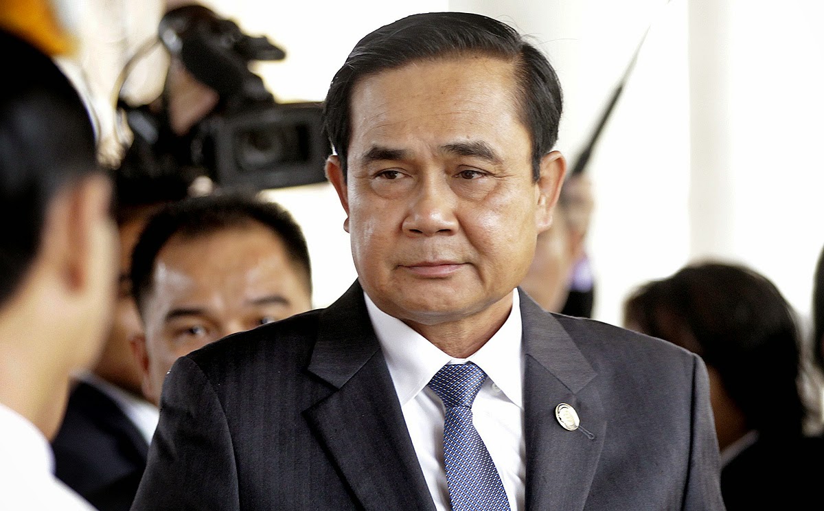 Премьер Таиланда распылил дезинфектор на журналистов (видео)
