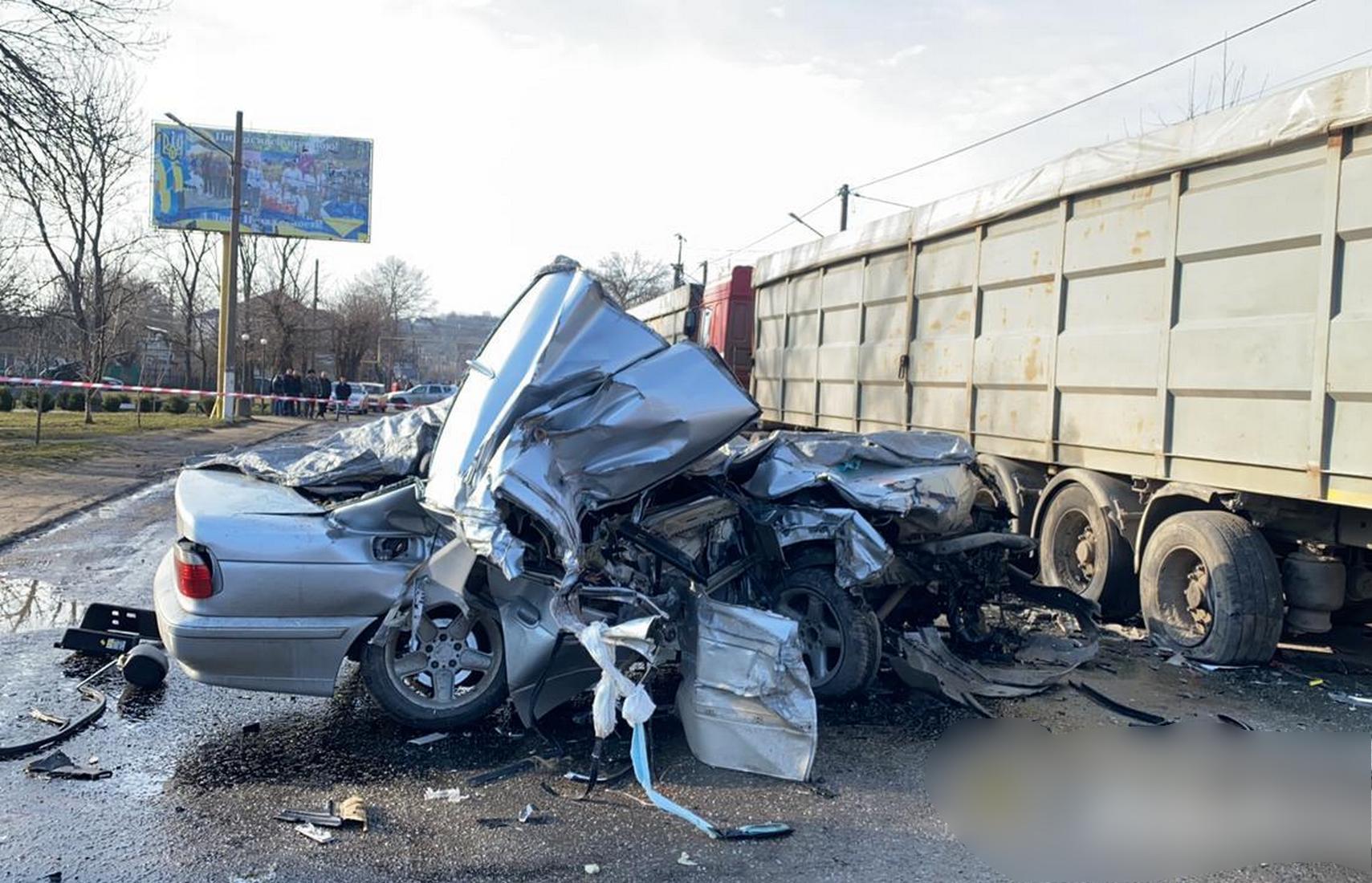 Две 17-летние девушки погибли в ДТП под Одессой: легковое авто въехало под грузовик