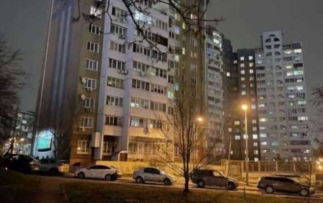 15-летняя девочка выбросилась из окна киевской многоэтажки (видео)