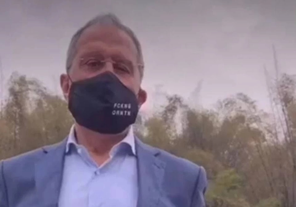 Лавров во время визита в Китай надел маску с надписью «FCKNG QRNTN» (видео)