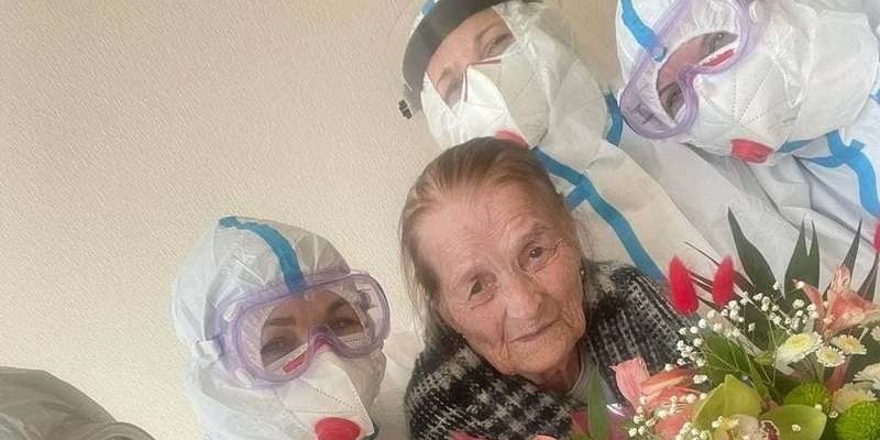 В Черновцах 100-летняя пенсионерка вылечилась от COVID-19