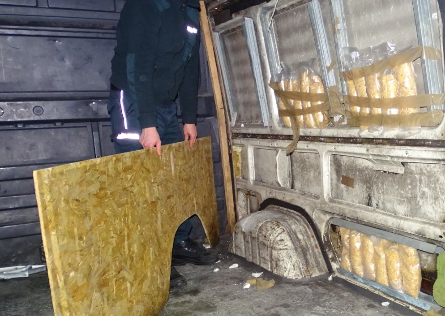 На границе с Польшей обнаружили около 30 кг контрабандного янтаря из Украины