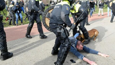 В Гааге на протестующих против продления карантина спустили собак