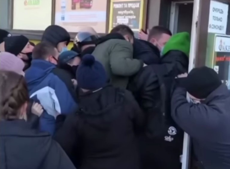 Киевляне устроили потасовку во время штурма секонд-хенда (видео)
