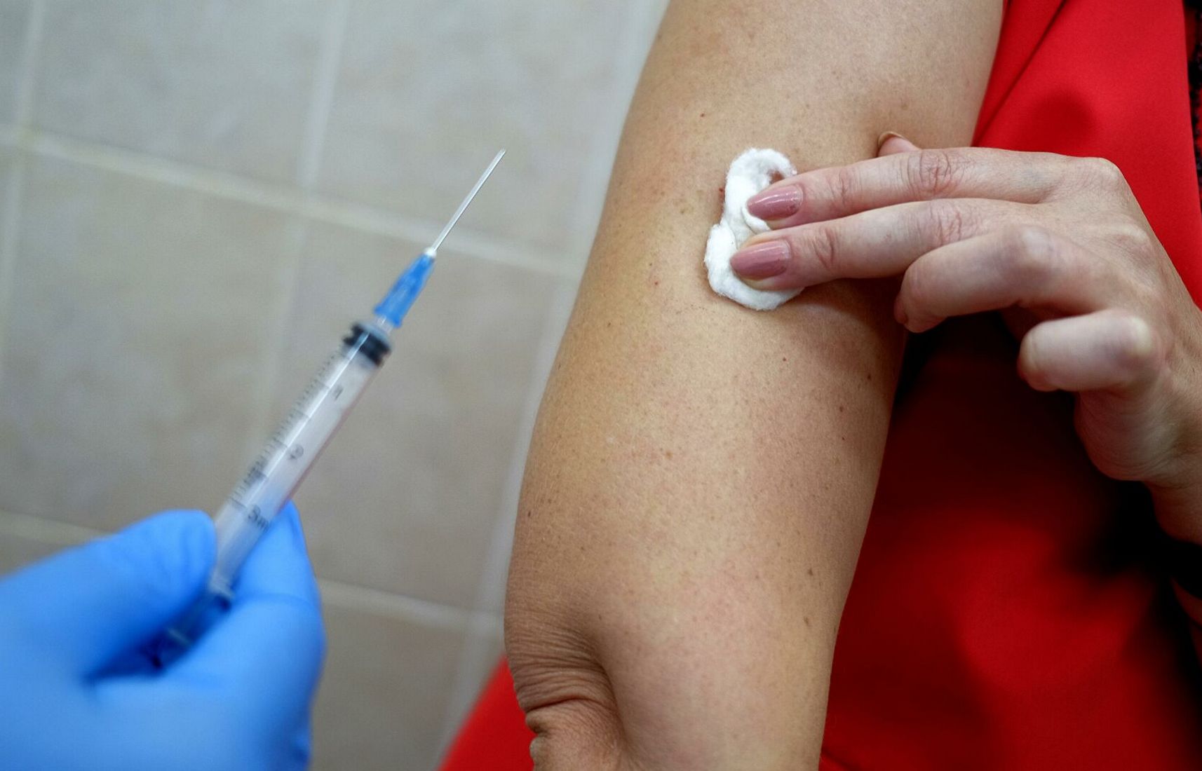 В Украине зафиксирована первая смерть после вакцинации: под Одессой умерла военнослужащая