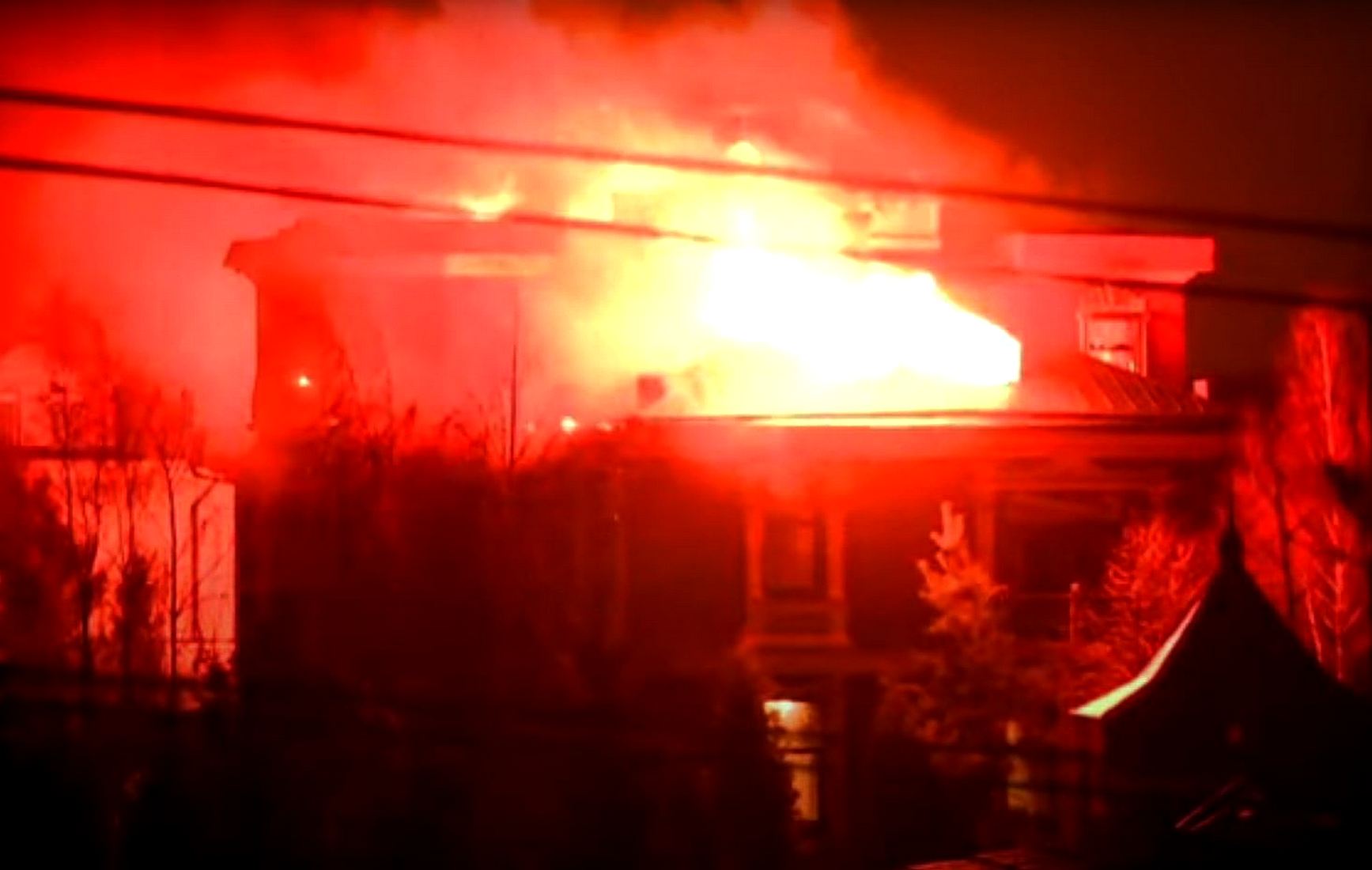 Дом стрелка в Мытищах загорелся после того как силовики открыли огонь (видео)