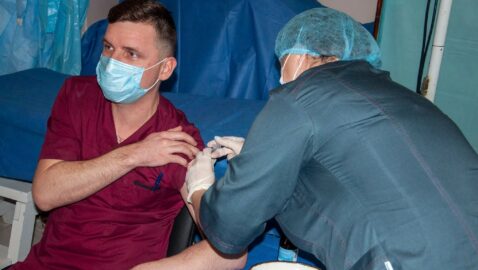 В Одессе у десятков медиков начались проблемы со здоровьем после прививки от COVID-19