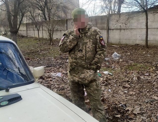 В Николаеве военнослужащий избил женщину-водителя троллейбуса за сдачу мятыми купюрами