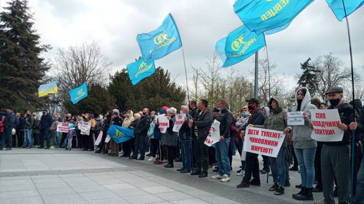 В Николаеве протестующие против карантина ворвались в мэрию (фото, видео)