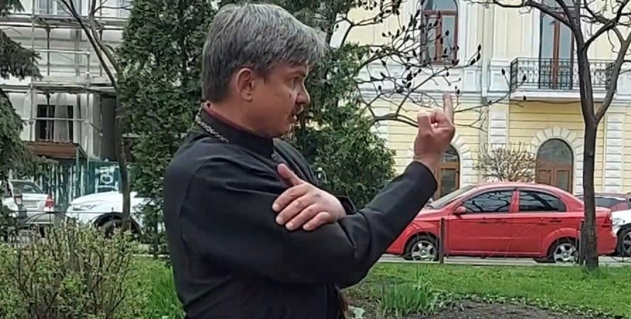 «Я скажу тебе, из какого я патриархата!»: в Киеве пьяный священник бросался на прохожих (видео)