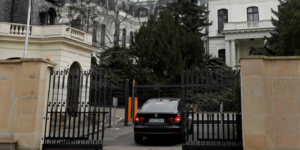 У здания посольства РФ в Праге произошла стычка между сторонниками и противниками России