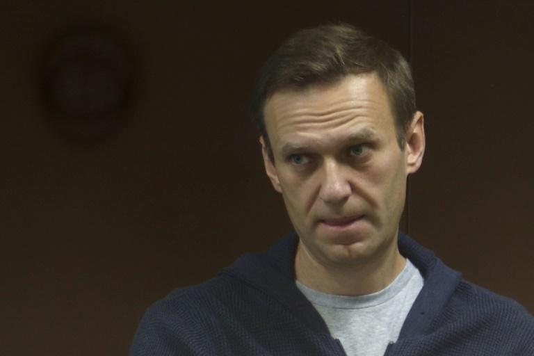 У Навального заявили, что администрация колонии угрожает кормить его насильно