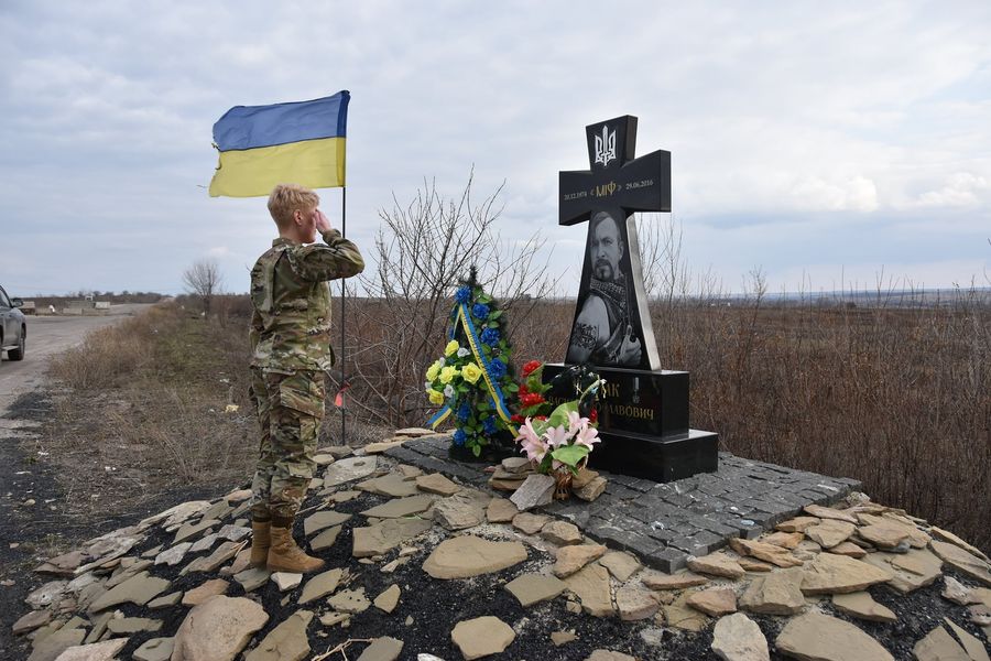 Военный атташе США прибыла на Донбасс с черепом и надписью «Украина или смерть» на шевроне (фото)