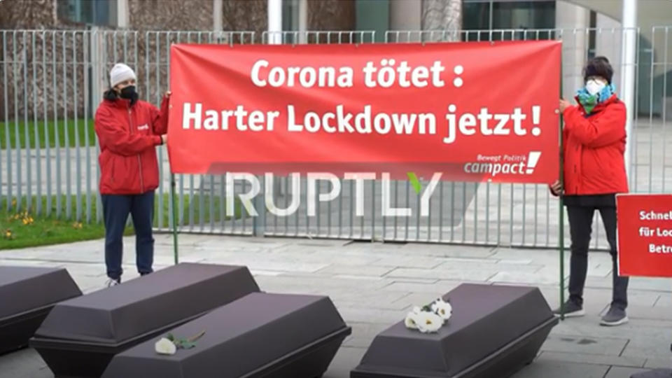 В Германии к офису Меркель принесли гробы (видео)